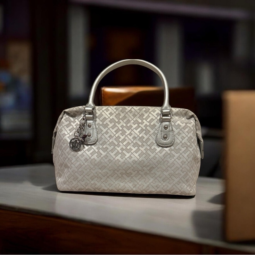 Tommy Hilfiger Elegant Silver Handbag